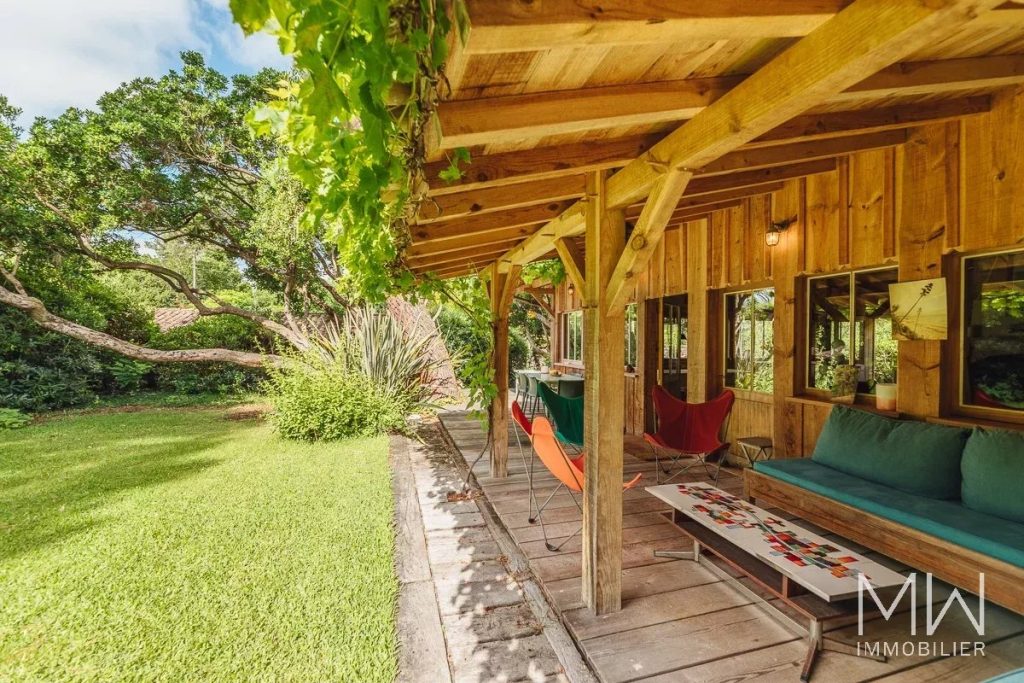 JOLIE VILLA BOIS