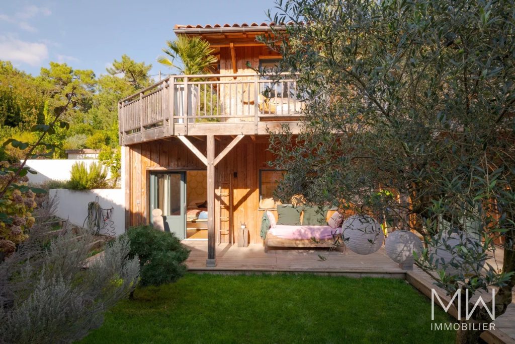 BELLE VILLA BOIS AVEC PISCINE