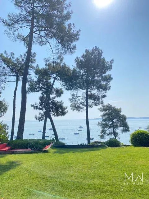 BELLE VILLA QUI SURPLOMBE LE BASSIN
