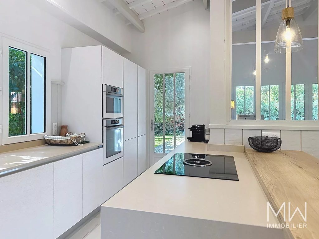 JOLIE VILLA BOIS AVEC PISCINE