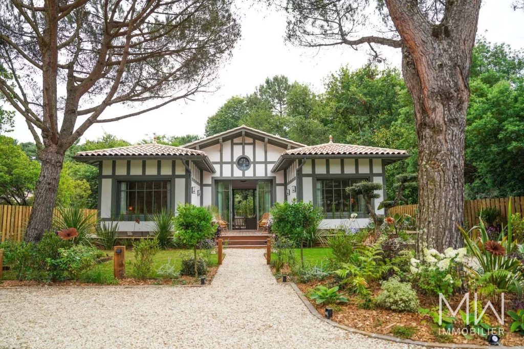 BELLE VILLA BOIS AVEC PISCINE