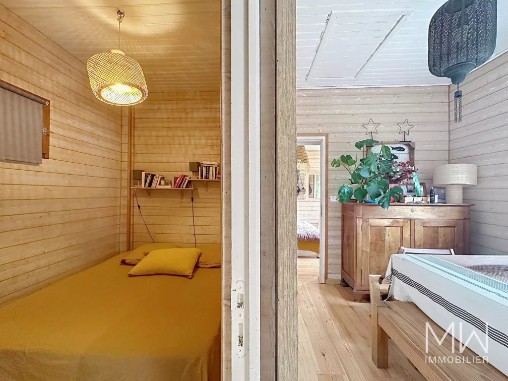 CHARMANTE ET PETITE VILLA BOIS