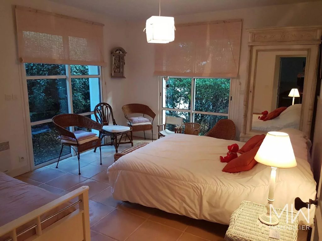 VILLA AVEC PISCINE AU CALME