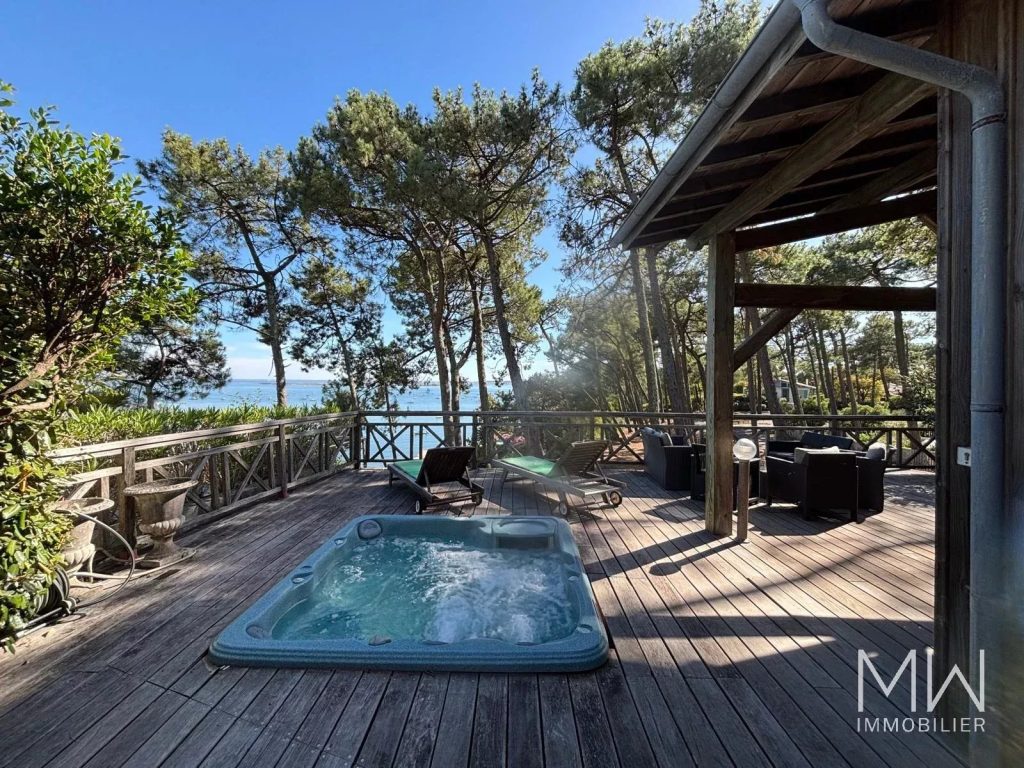 VILLA VUE BASSIN AVEC JACUZZI