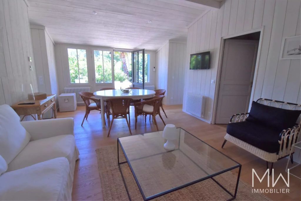 CHARMANTE VILLA BOIS AU COEUR DU VILLAGE
