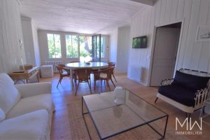 CHARMANTE VILLA BOIS AU COEUR DU VILLAGE