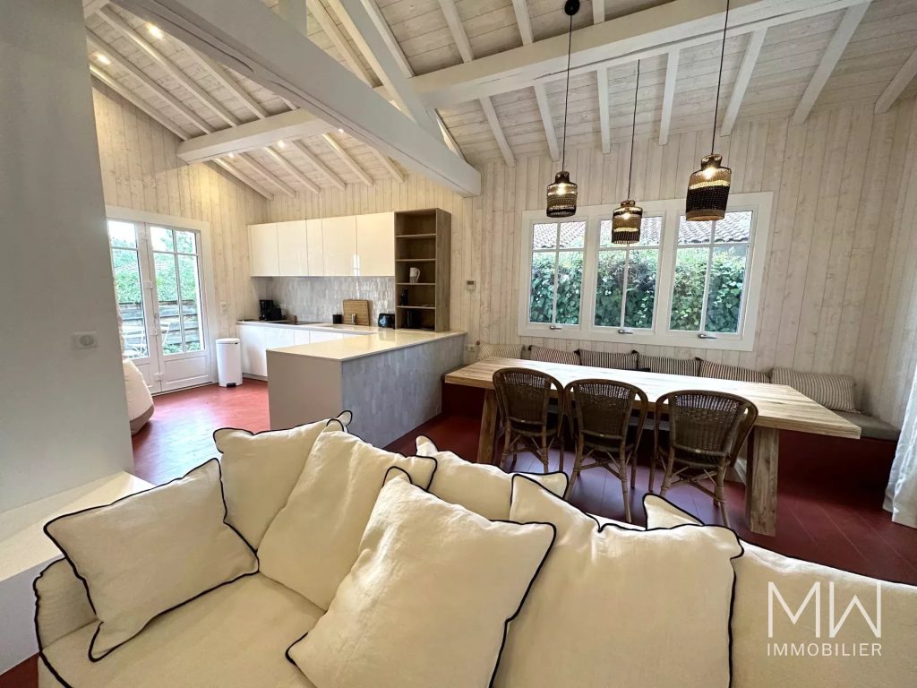 JOLIE VILLA BOIS