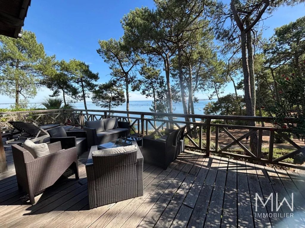 VILLA VUE BASSIN AVEC JACUZZI