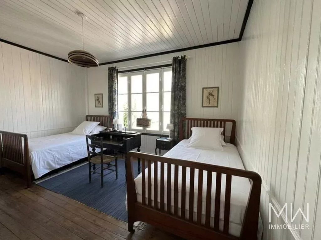 VILLA PLEINE DE CHARME EN 1ERE LIGNE