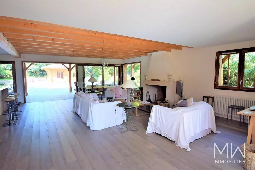 BELLE VILLA BOIS AVEC PISCINE
