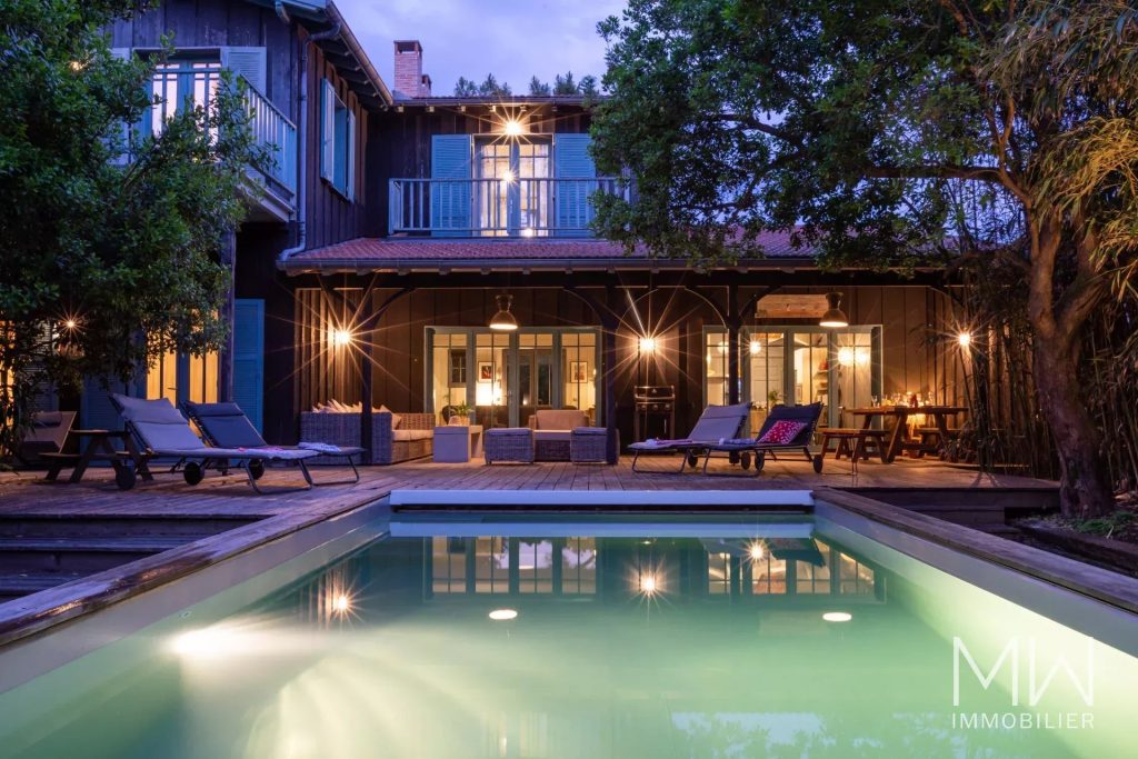 BELLE VILLA BOIS AVEC PISCINE DANS SON ECRIN DE VERDURE