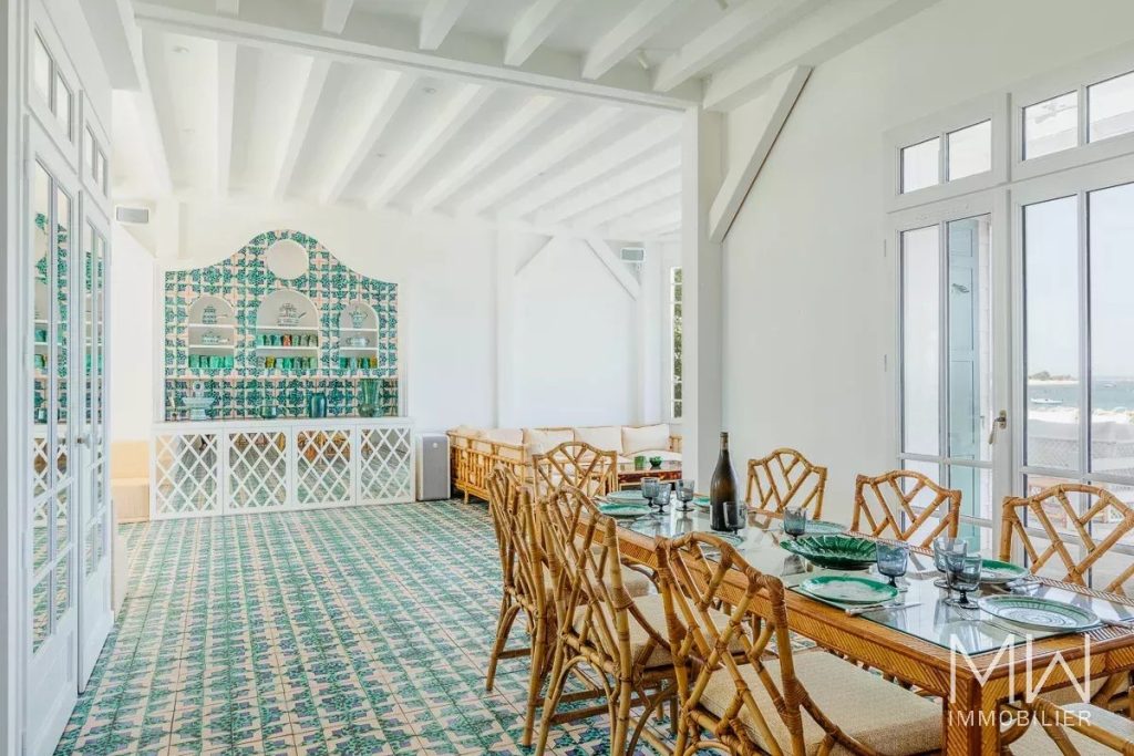 VILLA D&rsquo;EXCEPTION FACE AU BASSIN