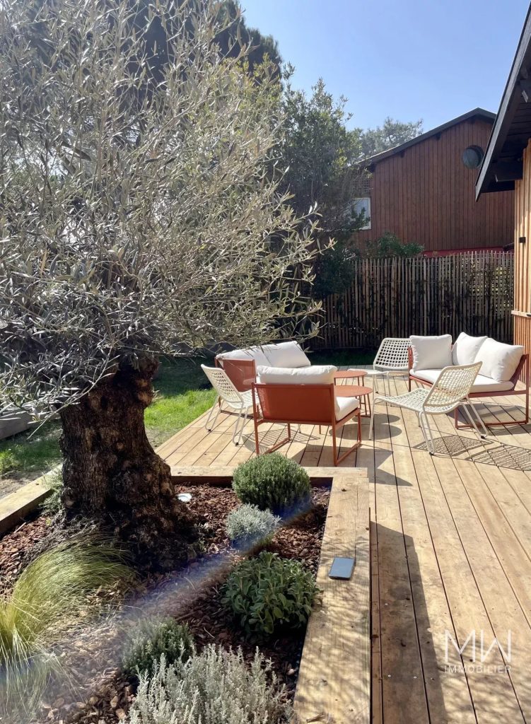 EN LISIERE DE FORET AVEC PISCINE