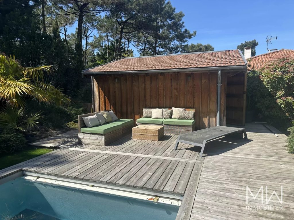 JOLIE VILLA BOIS AVEC PISCINE