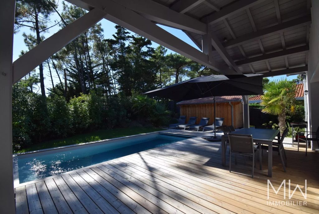 JOLIE VILLA BOIS AVEC PISCINE