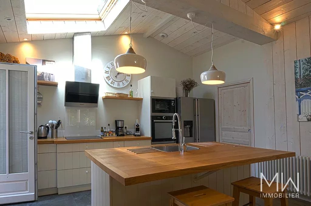 JOLIE VILLA BOIS AVEC PISCINE