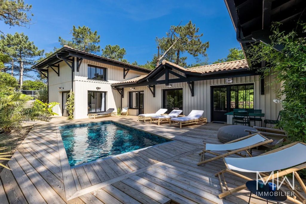 MAGNIFIQUE VILLA BOIS AVEC PISCINE