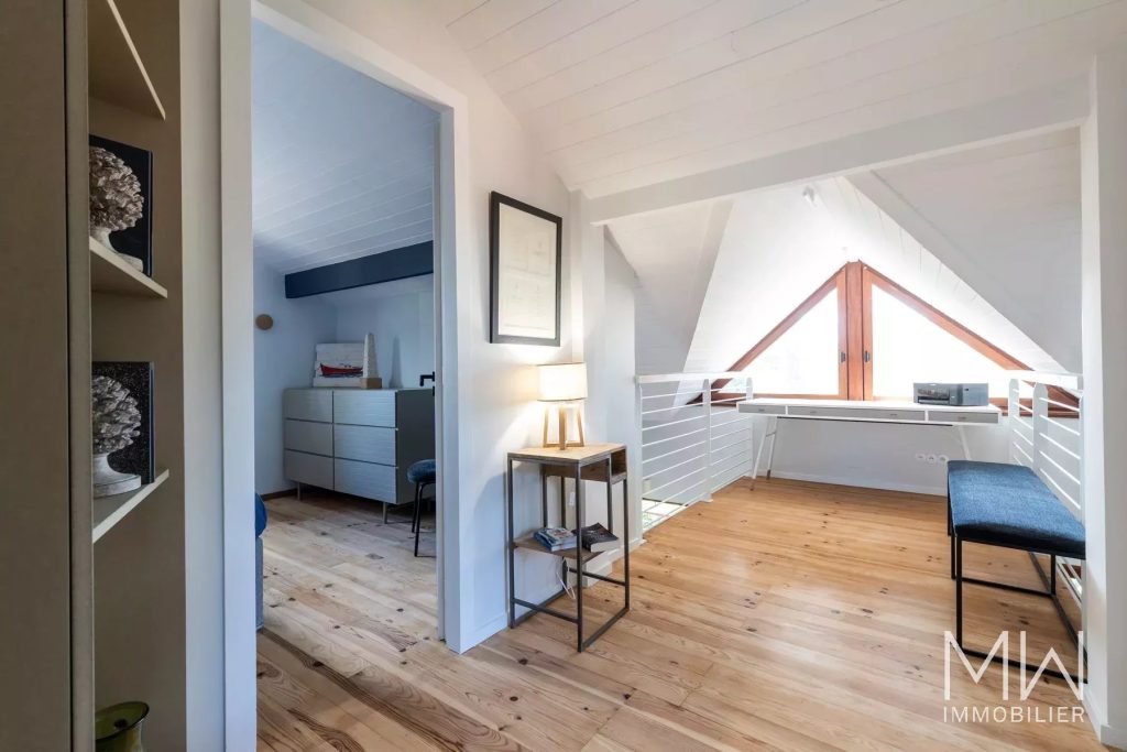 AGREABLE VILLA BOIS AVEC PISCINE AU PIED DU PHARE