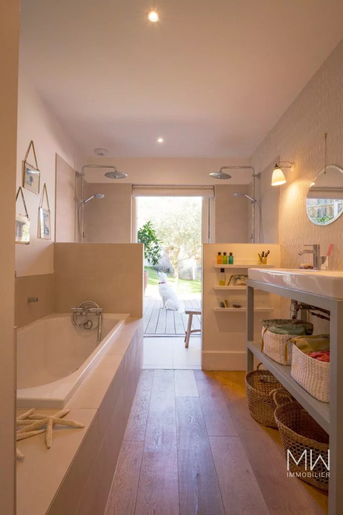 BELLE VILLA BOIS AVEC PISCINE