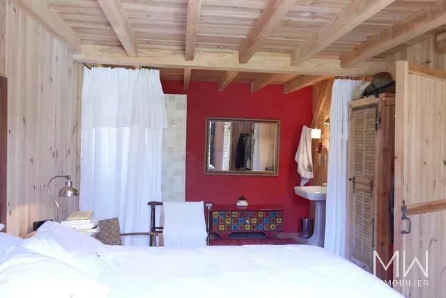 JOLIE VILLA BOIS