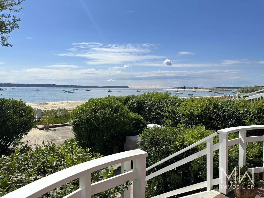 VILLA PLEINE DE CHARME EN 1ERE LIGNE