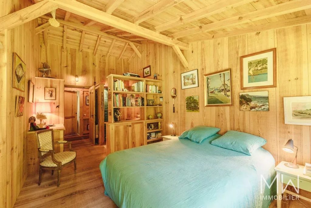 JOLIE VILLA BOIS