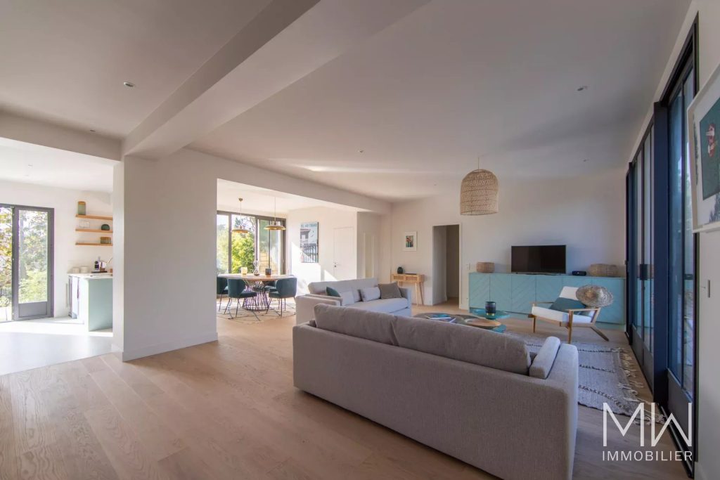 MAGNIFIQUE VILLA BOIS AVEC PISCINE