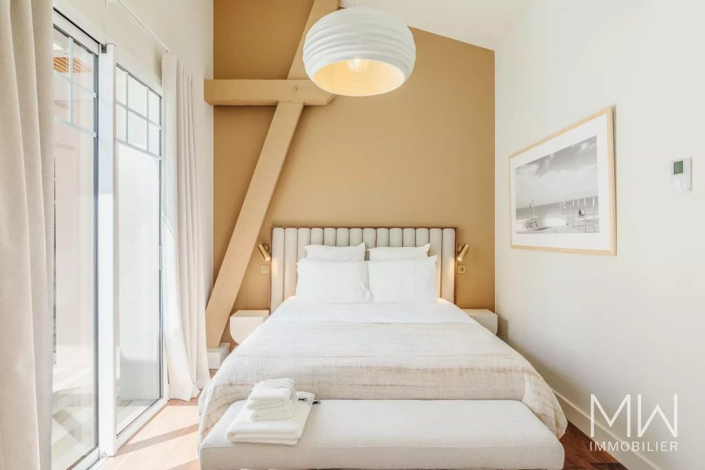 TRES BELLE CONTEMPORAINE