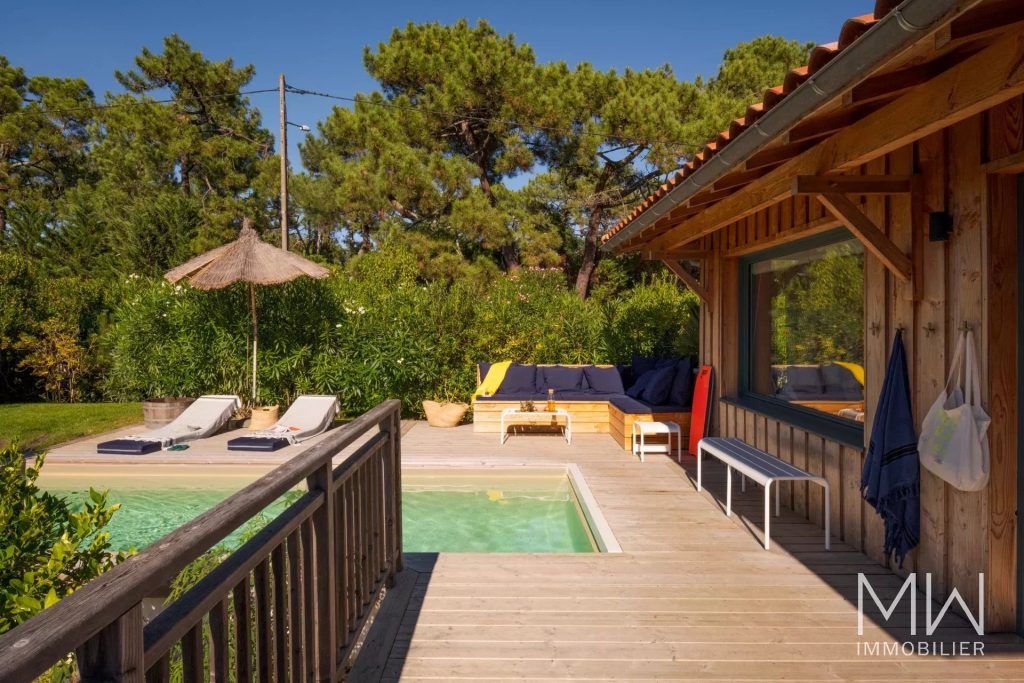 BELLE VILLA BOIS AVEC PISCINE