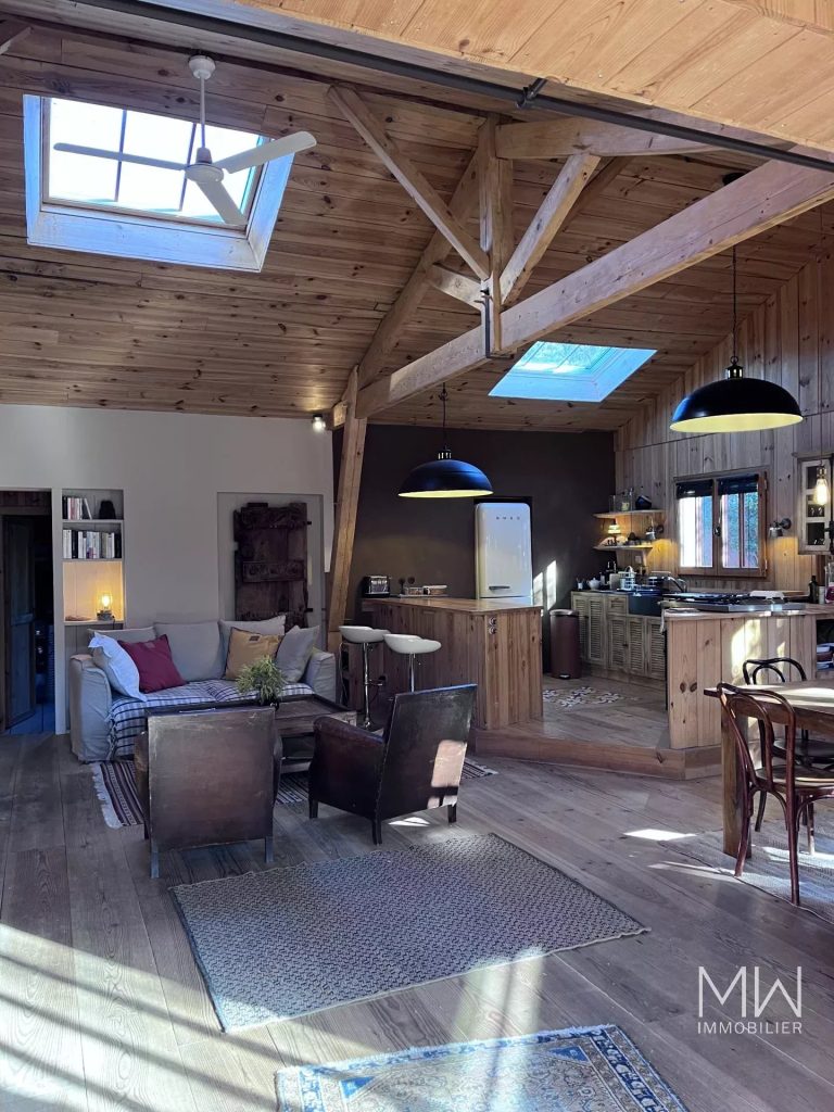 JOLIE VILLA BOIS