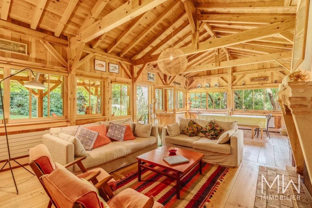 JOLIE VILLA BOIS