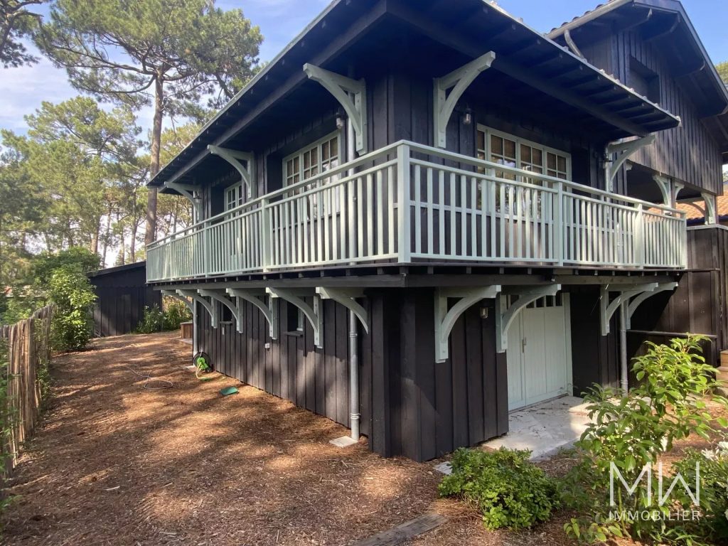 BELLE VILLA BOIS ENTRE LE PORT ET BERTIC