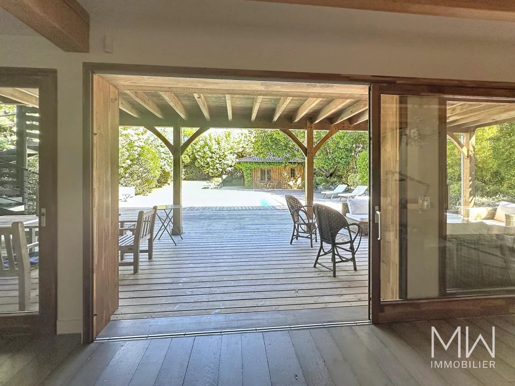 BELLE VILLA BOIS AVEC PISCINE