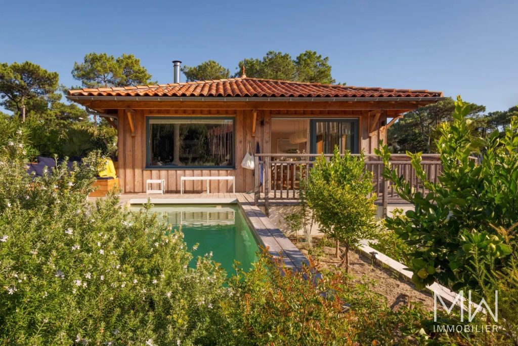 BELLE VILLA BOIS AVEC PISCINE