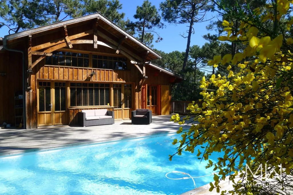 VILLA BOIS AVEC PISCINE
