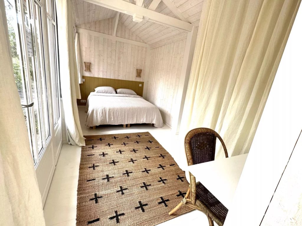 JOLIE VILLA BOIS