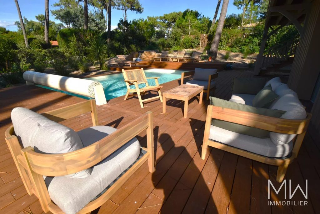 BELLE VILLA BOIS AVEC PISCINE AU PIED DU PHARE