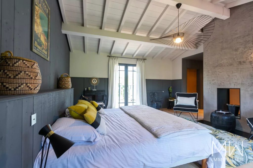 BELLE VILLA BOIS AVEC PISCINE DANS SON ECRIN DE VERDURE