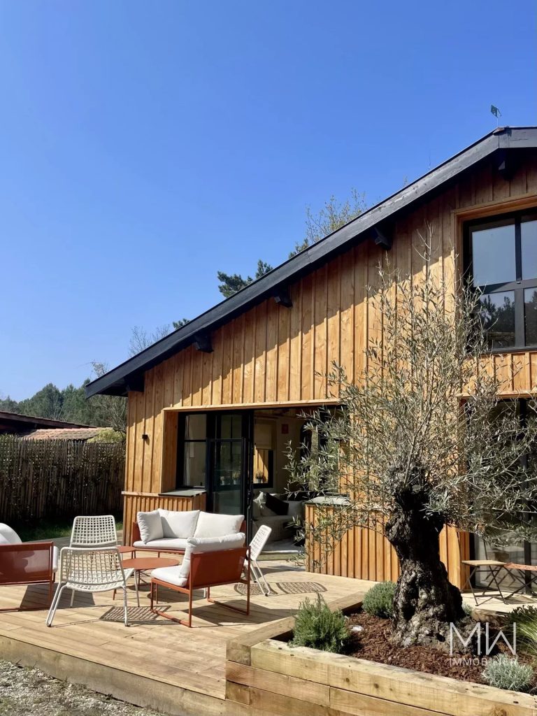 EN LISIERE DE FORET AVEC PISCINE
