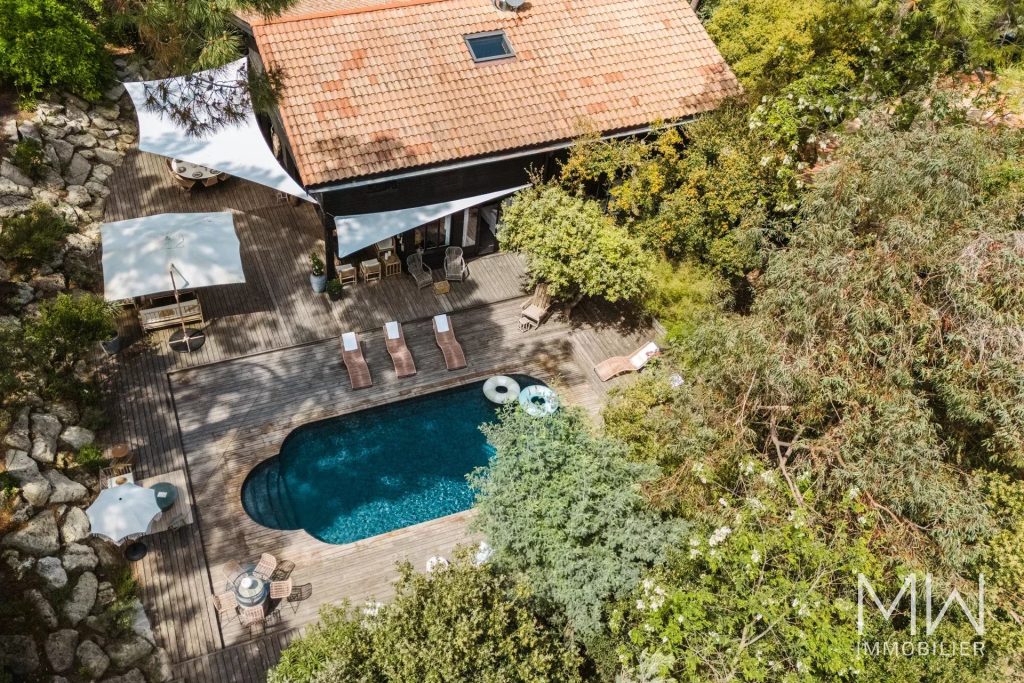 VILLA AVEC PISCINE SOUS LA PINEDE