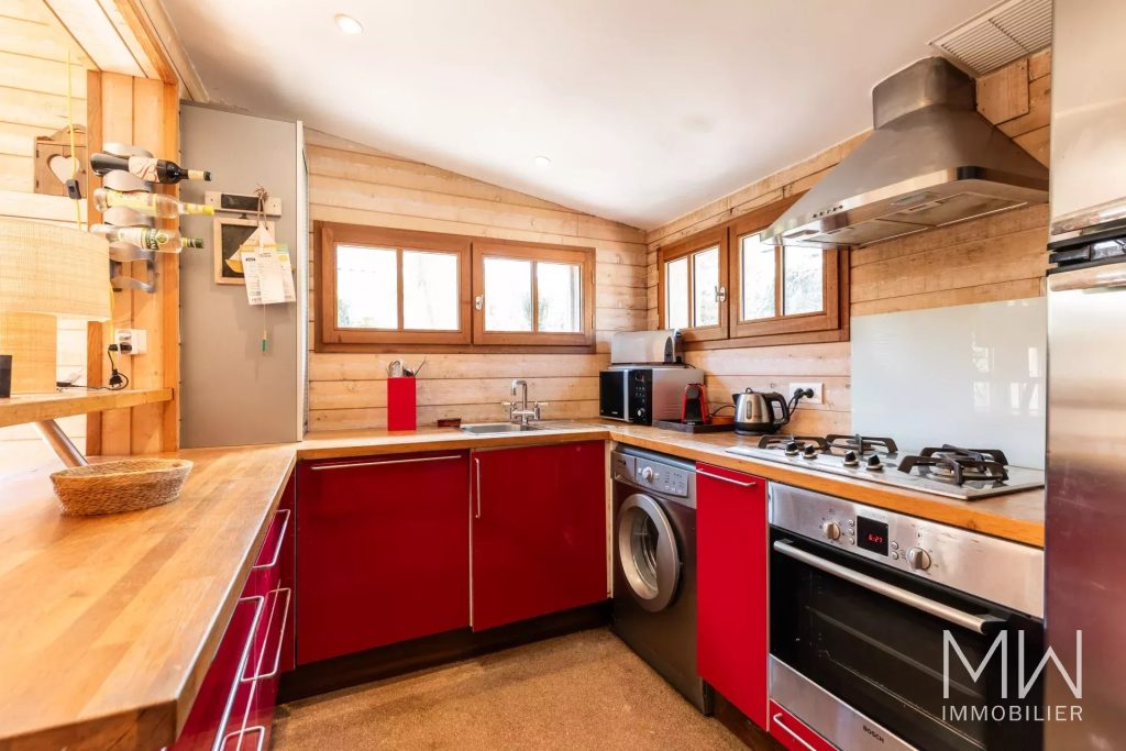 CHARMANTE ET PETITE VILLA BOIS
