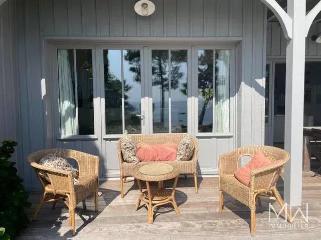 BELLE VILLA QUI SURPLOMBE LE BASSIN
