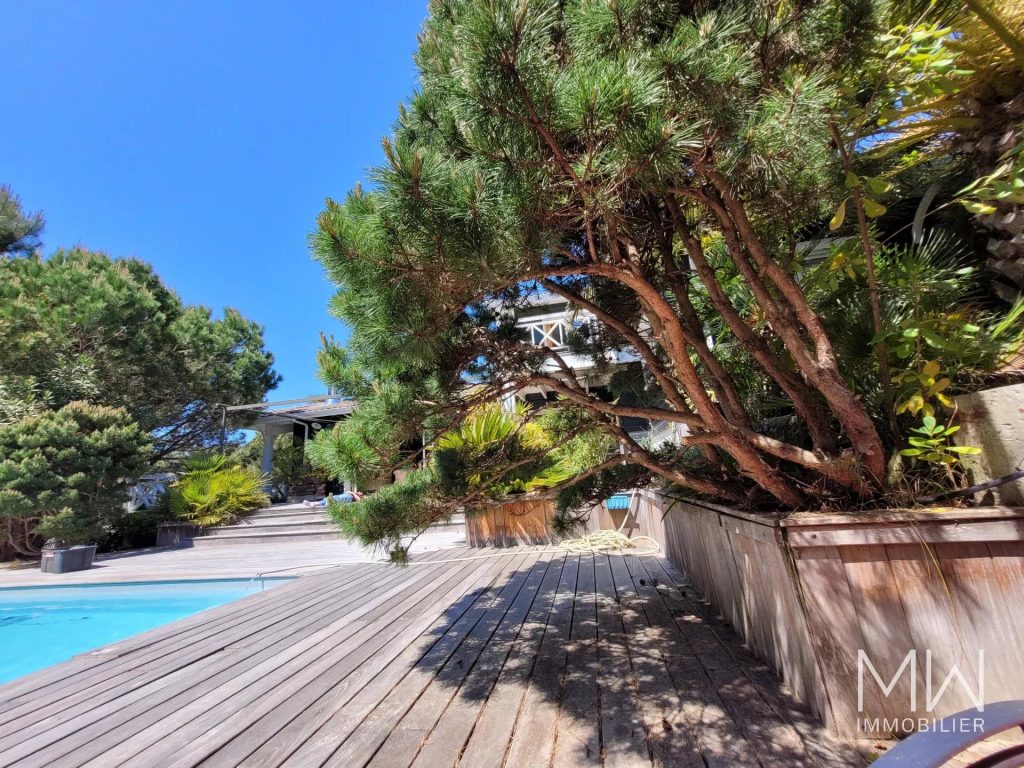 VILLA AVEC PISCINE AU CALME