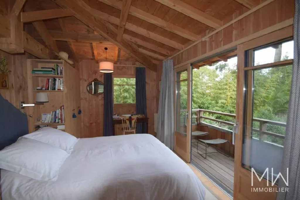 MAGNIFIQUE VILLA BOIS EN 1ERE LIGNE