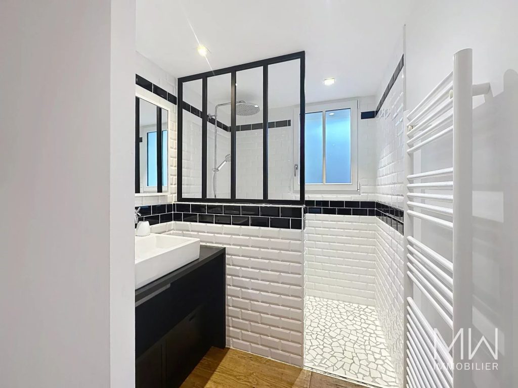 JOLIE VILLA BOIS AVEC PISCINE