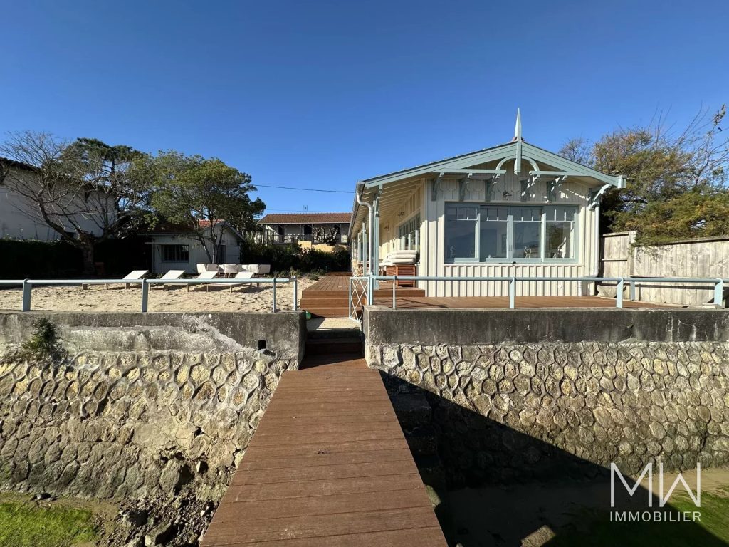 ADORABLE VILLA FACE AU BASSIN