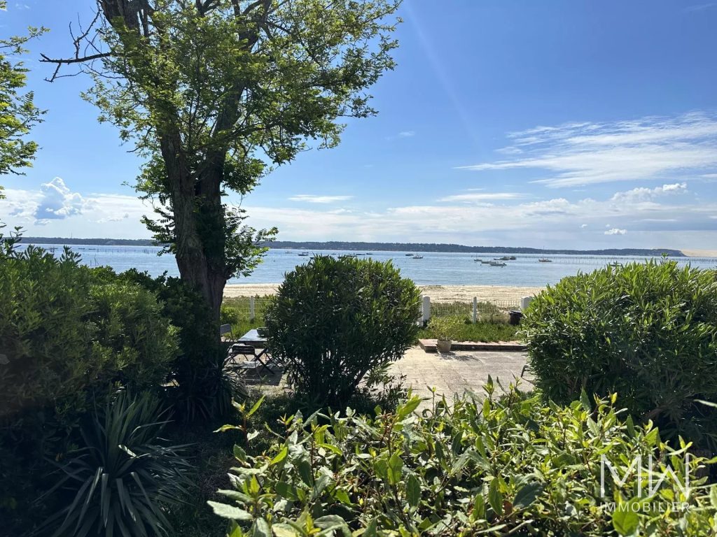 VILLA PLEINE DE CHARME EN 1ERE LIGNE
