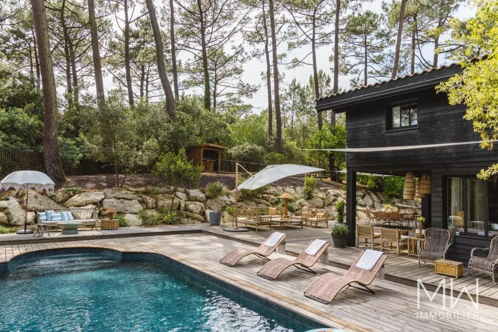 VILLA AVEC PISCINE SOUS LA PINEDE