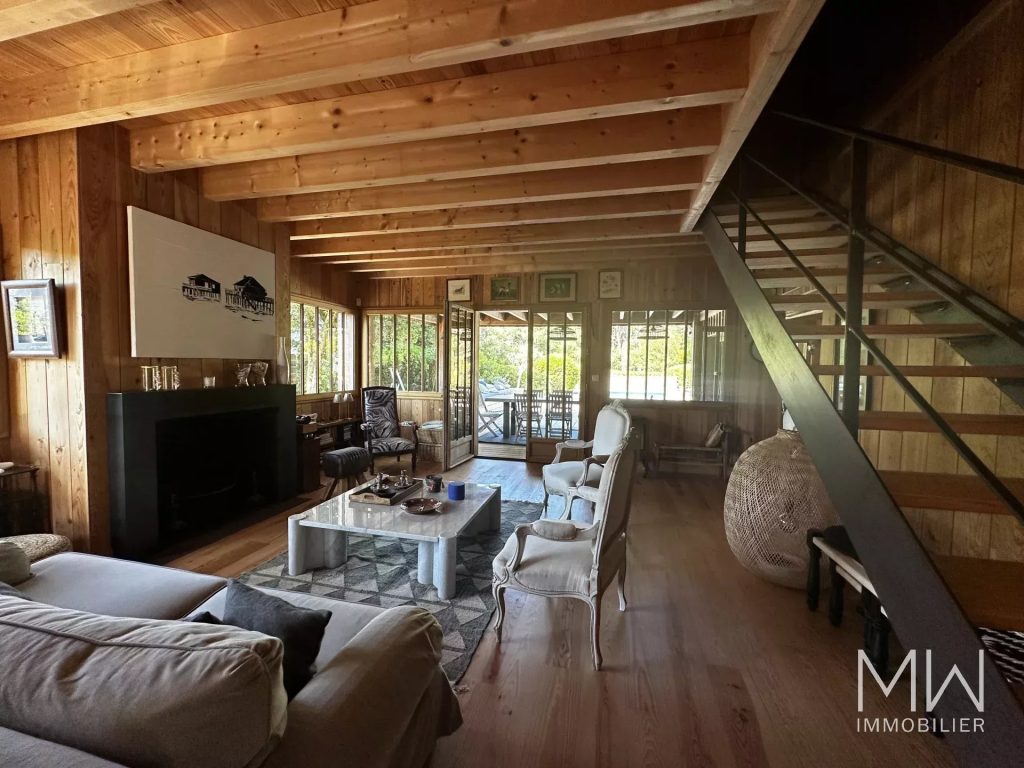 BELLE VILLA BOIS AVEC PISCINE