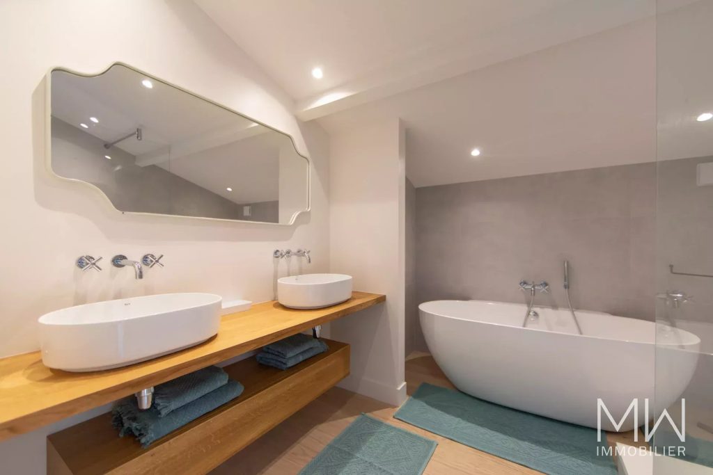 MAGNIFIQUE VILLA BOIS AVEC PISCINE